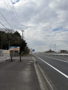 セントレア近くの民間駐車場「空港ジャンボ駐車場」の入口付近。アクセスしやすい立地で無料送迎付き。 