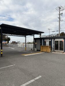 空港ジャンボ駐車場の敷地内と受付棟の様子。屋根付きスペースで雨の日もスムーズに受付可能。 