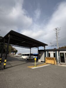 <img src="画像URL"
alt="空港ジャンボ駐車場の敷地内の様子。屋根付きスペースと受付棟があり初めての方も安心">