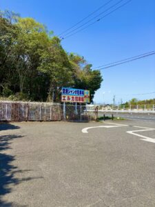 夏休みシーズン前の空港ジャンボ駐車場入口風景
