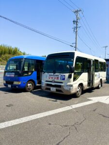「空港ジャンボ駐車場の送迎バス2台｜セントレア送迎対応の民間空港駐車場」