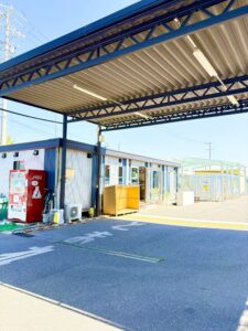 「空港ジャンボ駐車場の受付エリアと屋根付き乗降スペース｜常滑市セントレア送迎駐車場」