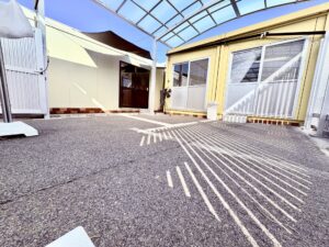 「ペットホテルジャンボの屋根付きドッグラン|天候を気にせず遊べる常滑市のペットホテル」